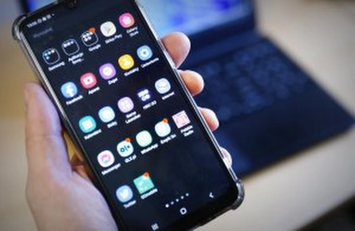 Policjanci z Komendy Powiatowej w Lubinie na Dolnym Śląsku opublikowali nagranie rozmowy z oszustem. Podszywał się on pod pracownika banku i starał się wymusić na rozmówcy zainstalowanie programu, dzięki któremu mógł przejąć kontrolę nad jego kontem bankowym. Nie wiedział jednak, że dzwoni do funkcjonariusza policji i został zdemaskowany.