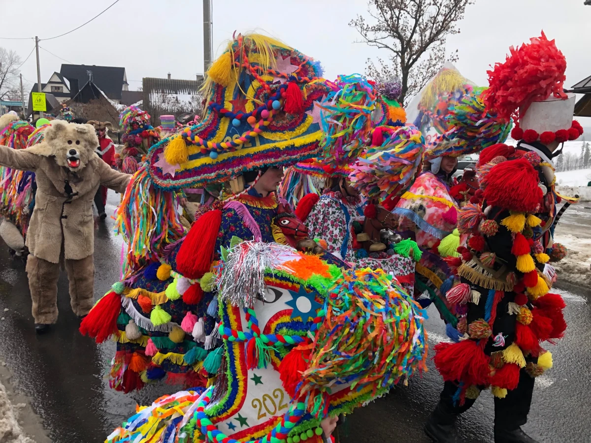 Jubileuszowy 50. Góralski Karnawał rozpoczął się w Bukowinie Tatrzańskiej od plenerowej parady grup kolędniczych i przejazdu banderii konnej oraz kapel i zaproszonych gości paradnymi zaprzęgami. Jak co roku było głośno, kolorowo i wesoło, a może jeszcze bardziej za sprawą bardzo ekspresyjnych kolędników z Żywiecczyzny.