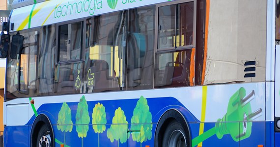 Zmiany w kursowaniu linii autobusowych na ul. Królowej Jadwigi zostaną wprowadzone od soboty. Ze względu na remont 800-metrowego odcinka tej ulicy nie mogą tam jeździć pojazdy o zbyt dużym tonażu.

