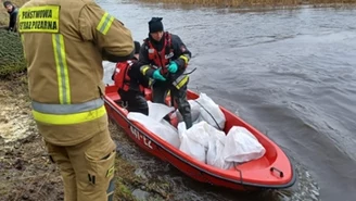 Łódzkie: Przerwany wał na rzece Ner. Strażacy układają worki z piaskiem