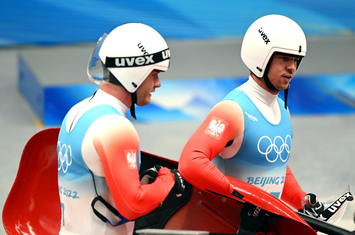 Wojciech Chmielewski i Jakub Kowalewski zajęli dziewiąte miejsce w rywalizacji saneczkowych dwójek podczas igrzysk w Pekinie. Trzeci złoty medal olimpijski z rzędu w tej konkurencji zdobyli Niemcy Tobias Wendl i Tobias Arlt.