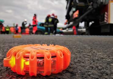 A2: Bus najechał na tył ciężarówki, nie żyją 3 osoby