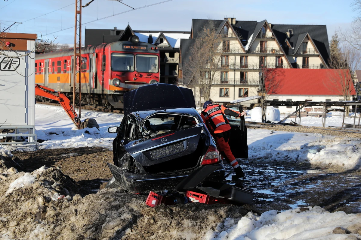 Dwie osoby zostały ciężko ranne po zderzeniu pociągu z samochodem osobowym w Białym Dunajcu w Małopolsce. Ze wstępnych ustaleń policji wynika, że kierowca z województwa dolnośląskiego wjechał na przejazd kolejowy na czerwonym świetle. Kierowca twierdził, że oślepiło go słońce. Pasażerom pociągu nic się nie stało. 
