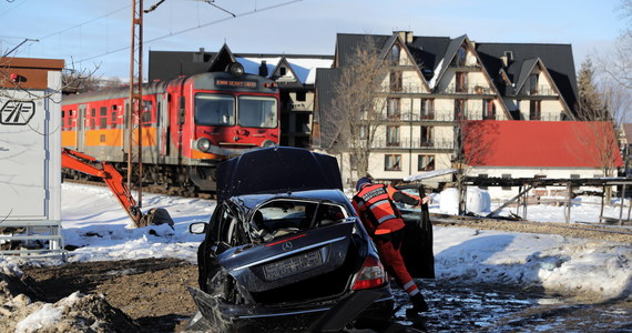 Dwie osoby zostały ciężko ranne po zderzeniu pociągu z samochodem osobowym w Białym Dunajcu w Małopolsce. Ze wstępnych ustaleń policji wynika, że kierowca z województwa dolnośląskiego wjechał na przejazd kolejowy na czerwonym świetle. Kierowca twierdził, że oślepiło go słońce. Pasażerom pociągu nic się nie stało. 
