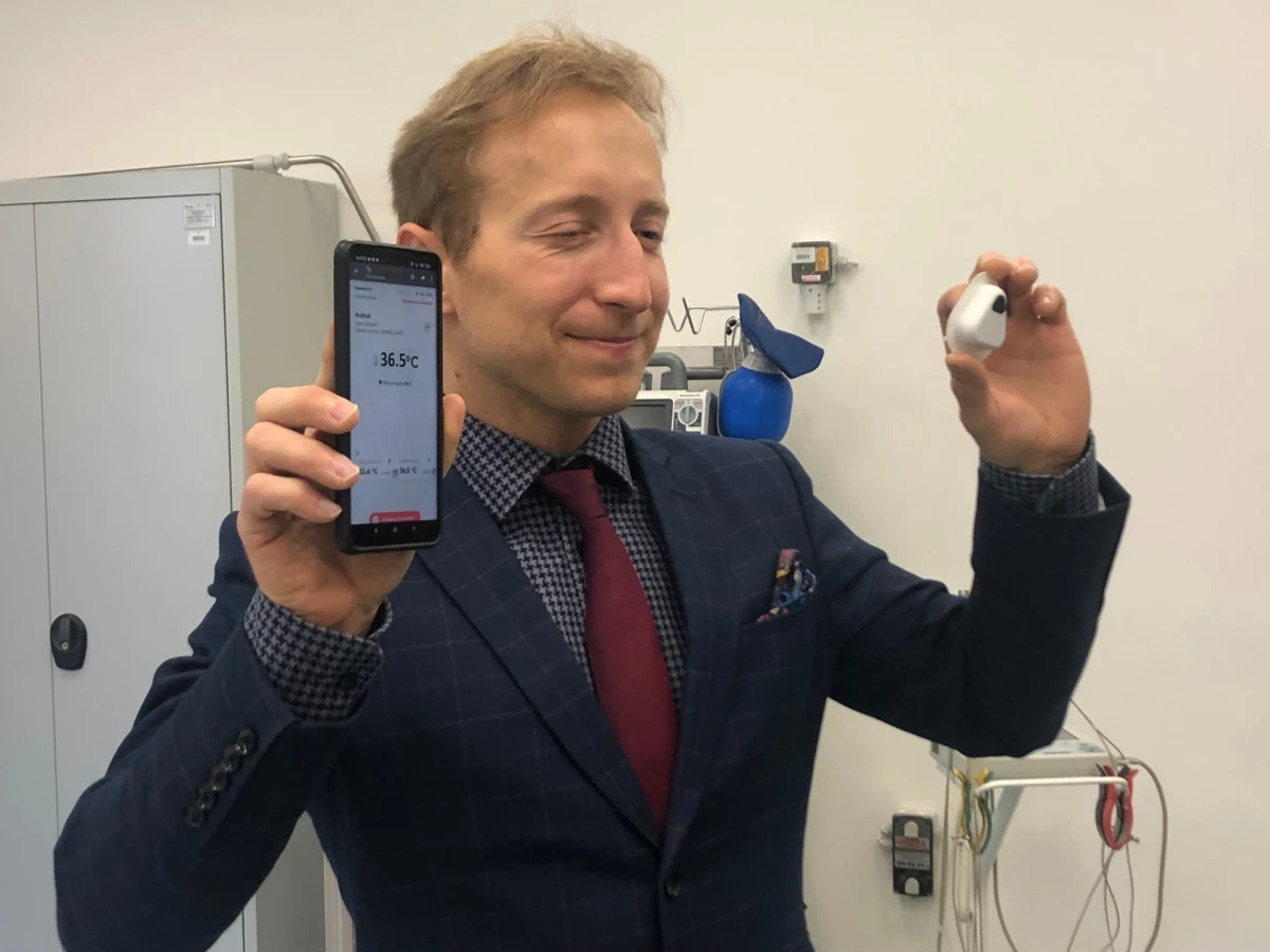 Student Śląskiego Uniwersytetu Medycznego stworzył system, który w sposób ciągły i precyzyjny mierzy temperaturę ciała pacjenta. Jakub Szczerba zdobył jedną z głównych nagród w Ogólnopolskim Konkursie Student-Wynalazca. Termometr powstał z myślą o małych dzieciach i ich rodzicach, ale może mieć też szersze zastosowanie. 