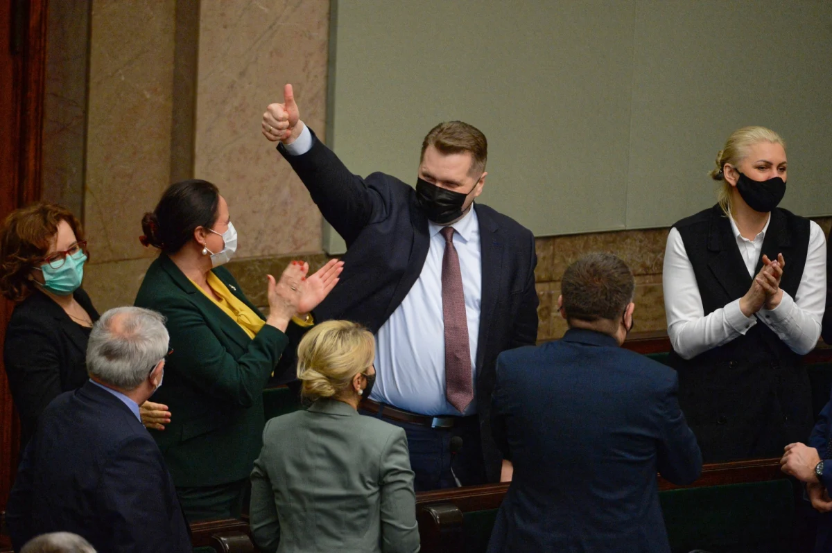 "To czarny dzień dla polskiej edukacji", "dzień hańby dla posłów i posłanek Zjednoczonej Prawicy", "żadnego zaskoczenia nie ma" - takie opinie można usłyszeć po tym, jak posłowie niespodziewanie przyjęli ustawę nazywaną "lex Czarnek". Chodzi o nowelizację prawa oświatowego, która przewiduje między innymi wzmocnienie kompetencji kuratorów. Teraz nowela trafi do prezydenta.