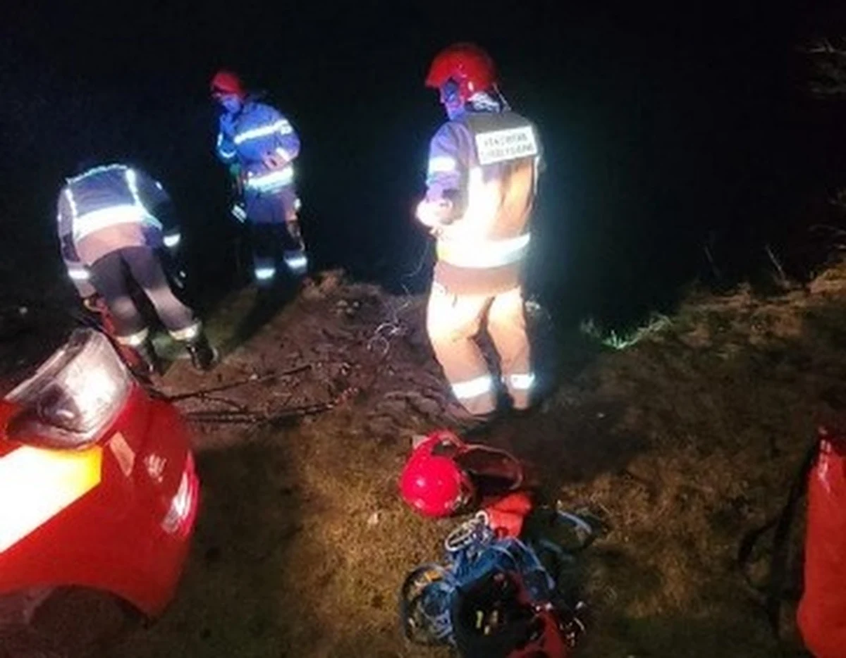 Dramatyczne sceny rozegrały się wieczorem w rezerwacie przyrody Wietrznia w Kielcach (woj. świętokrzyskie). Mężczyzna zsunął się z ok. 30-metrowej skały. Na szczęście, jak informują strażacy, przeżył.