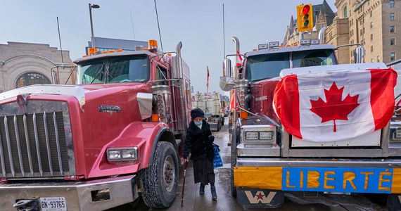 ​Rząd federalny ostrzegł w środę przed gospodarczymi skutkami protestów kierowców ciężarówek. Policja w Ottawie zapowiedziała, że będzie rekwirować samochody demonstrantów. Prawie dwa tygodnie temu rozpoczęły się protesty i blokady w Ottawie. Ich uczestnicy nie zgadzają się na obowiązkowe szczepienia kierowców zawodowych przekraczających granicę z USA.