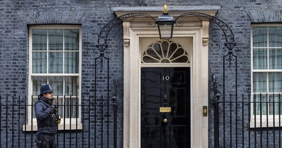 Londyńska policja metropolitalna jeszcze w tym tygodniu skontaktuje się z ponad 50 uczestnikami imprez i spotkań towarzyskich na Downing Street w celu złożenia przez nich zeznań - poinformowano w środę wieczorem.