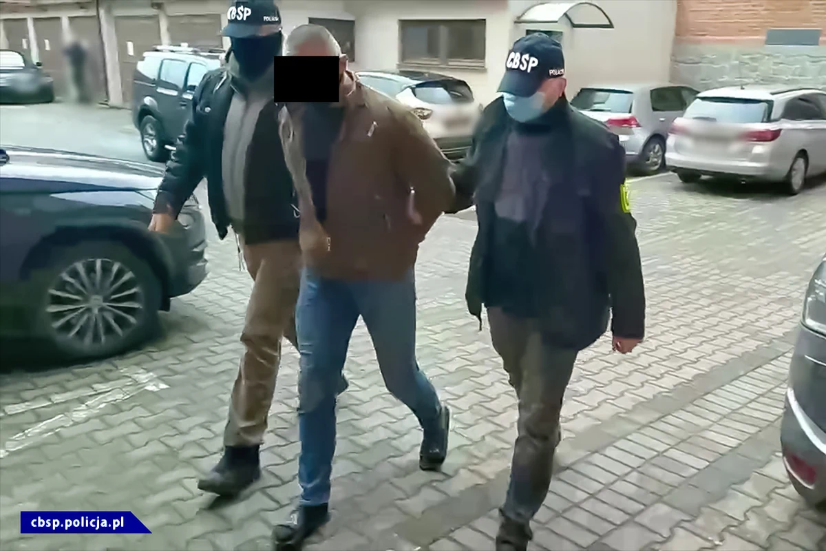 Policjanci z CBŚP aresztowali trzech mężczyzn, którzy podejrzani są o brutalne pobicie i rozbój. Zostawili swoją ofiarę w mieszkaniu, skutą kajdankami. 
