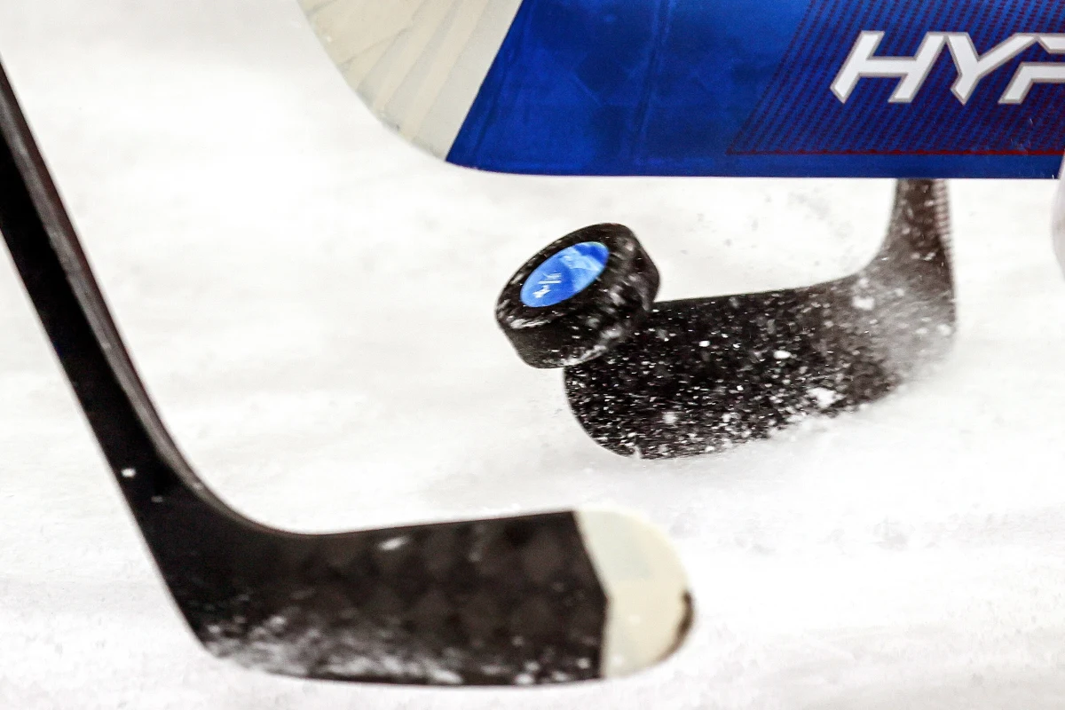 Na igrzyskach olimpijskich w Pekinie rozpoczął się turniej hokeistów. Dziś pierwszy mecz rozegra reprezentacja Chin i od razu mamy potężną dawkę emocji geopolitycznych, bo gospodarze igrzysk zmierzą się z ekipą USA. Chińczycy rozwijali ostatnio swój hokej ściągając zagranicznych graczy i tworzą klub, który miał pomóc rozwijać się reprezentacji. I tak chińska kadra pod innym szyldem grała w międzynarodowej lidze KHL.