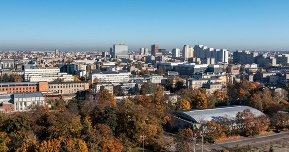 Łódź ponownie znalazła się na czele rankingu najbardziej zakorkowanych miast w Polsce - wynika z raportu TomTom Traffic Index, który bada ruch samochodowy w miastach na całym świecie. Wciąż jednak poziom zakorkowania w polskich miastach spadł w ciągu ostatnich dwóch lat - najbardziej w Poznaniu i Bydgoszczy. 