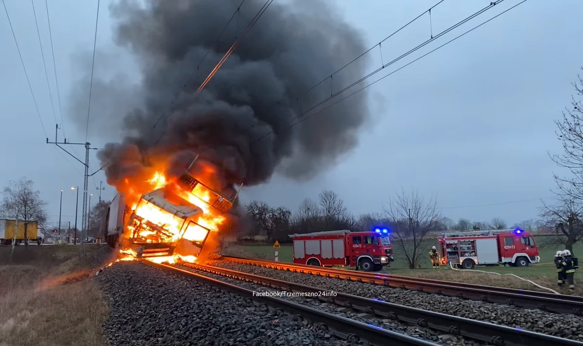 Przed godziną 7 na przejeździe kolejowym w Wymysłowie koło Gniezna doszło do zderzenia samochodu ciężarowego z pociągiem. Na szczęście nikt nie odniósł obrażeń – informuje portal Trzemeszno24.info.