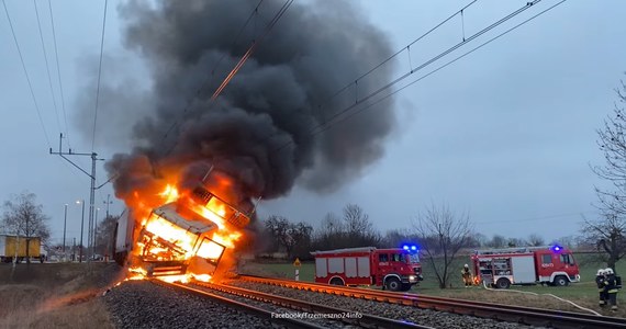 Przed godziną 7 na przejeździe kolejowym w Wymysłowie koło Gniezna doszło do zderzenia samochodu ciężarowego z pociągiem. Na szczęście nikt nie odniósł obrażeń – informuje portal Trzemeszno24.info.