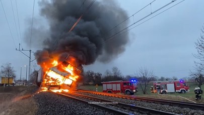 Ciężarówka zderzyła się z pociągiem i stanęła w płomieniach [FILM]