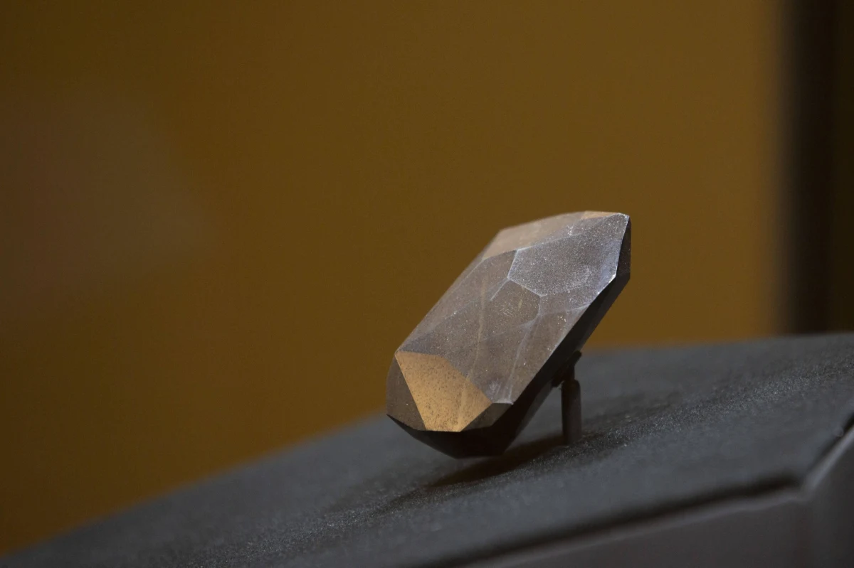 Enigma, liczący miliard lat, największy w historii oszlifowany czarny diament, został sprzedany za 3,16 mln funtów podczas aukcji online przeprowadzonej przez dom Sotheby's w Londynie. Cenny kamień liczący 555,55 karata, czyli ważący mniej więcej tyle co banan, sprzedano w środę.