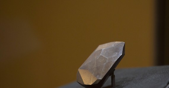 Enigma, liczący miliard lat, największy w historii oszlifowany czarny diament, został sprzedany za 3,16 mln funtów podczas aukcji online przeprowadzonej przez dom Sotheby's w Londynie. Cenny kamień liczący 555,55 karata, czyli ważący mniej więcej tyle co banan, sprzedano w środę.