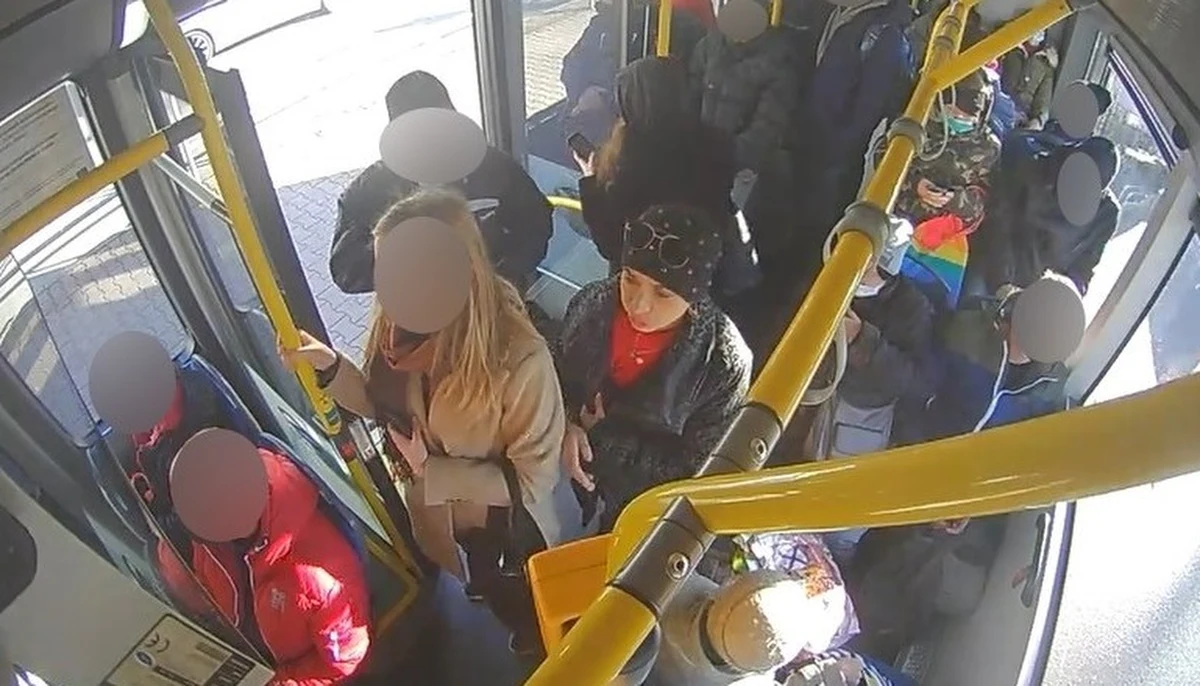 ​Policja w Bielsku-Białej poszukuje kobiety, która pobiła drugą w autobusie. Do sprzeczki doszło, gdy poszkodowana zwróciła agresorce uwagę, że nie ma maseczki ochronnej. Funkcjonariusze publikują wizerunek sprawczyni.