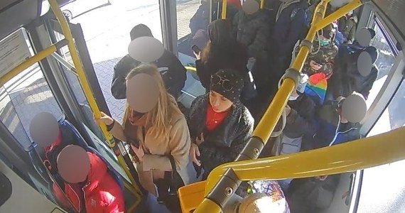 ​Policja w Bielsku-Białej poszukuje kobiety, która pobiła drugą w autobusie. Do sprzeczki doszło, gdy poszkodowana zwróciła agresorce uwagę, że nie ma maseczki ochronnej. Funkcjonariusze publikują wizerunek sprawczyni.