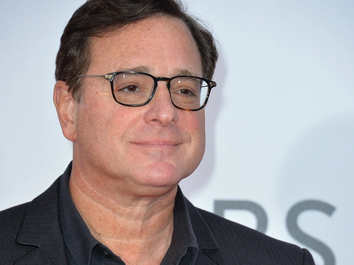 Bob Saget, znany w Polsce przede wszystkim z popularnego przed laty serialu "Pełna chata", zmarł nagle 9 stycznia tego roku. Miesiąc po śmierci aktora rodzina ujawniła przyczynę zgonu.