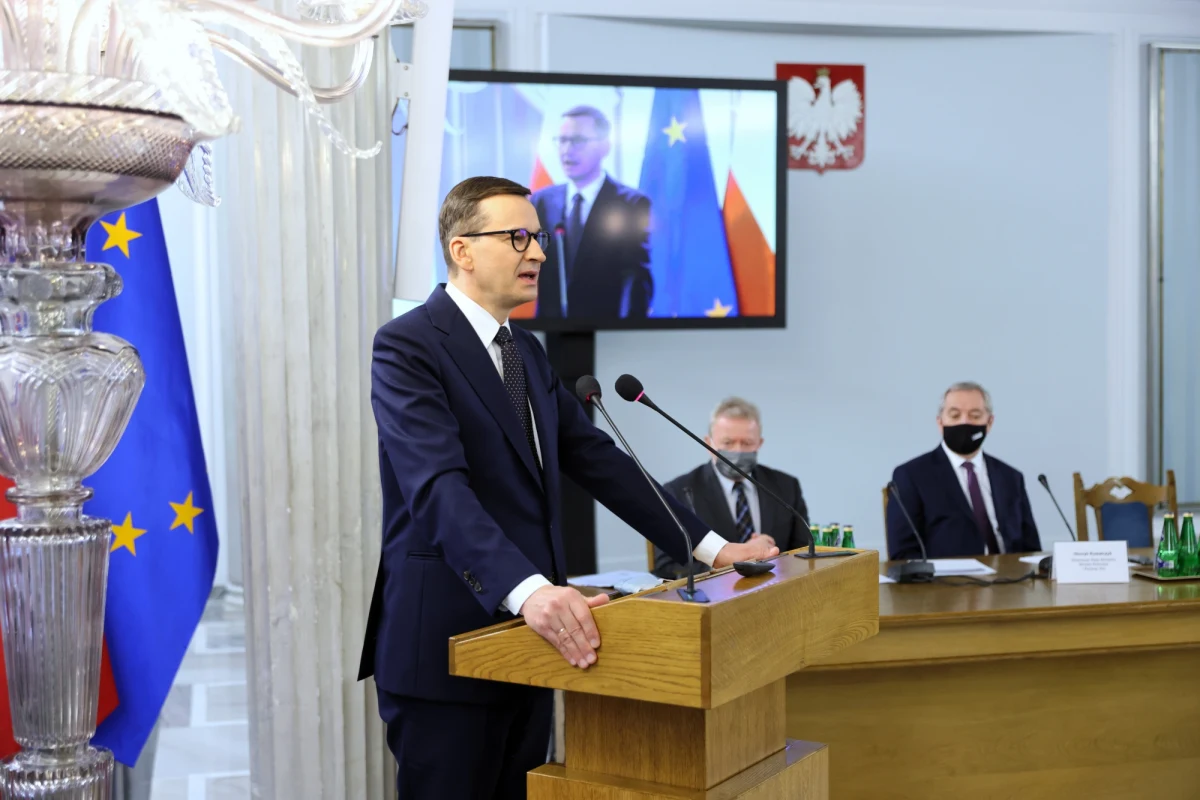 „Chcemy, by przez program dopłat i ubezpieczeń polski rolnik mógł korzystać z dodatkowego wsparcia, kierowanego na przemysł przetwórczy. Cel numer jeden to odtworzenie przemysłu przetwórczego w polskich rękach” - powiedział dziś premier Mateusz Morawiecki. Zapewnił też, że programy rolnicze będą realizowane niezależnie od trwania procesu akceptacji Krajowego Planu Odbudowy. "Premier kłamie. Jeżeli chciałby pomóc, to zrobiłby dużo szybciej" - tak wystąpienie szefa rządu komentuje Michał Kołodziejczak z AGROunii.