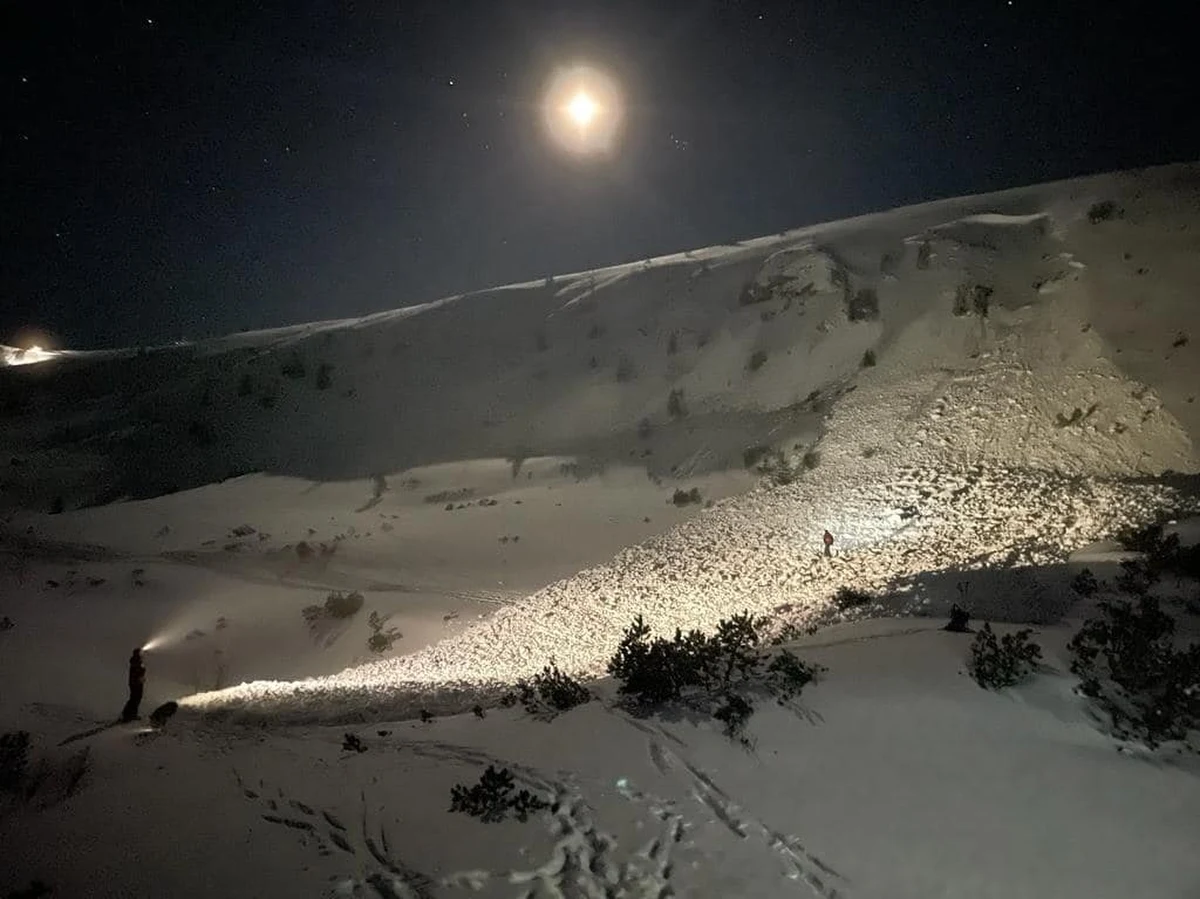 Ratownicy TOPR wyruszyli w nocy, by przeszukiwać lawinisko w Dolinie Gąsienicowej. Lawina zeszła z Uhrocia Kasprowego na szlak prowadzący od schroniska na Hali Gąsienicowej do dolnej stacji wyciągu narciarskiego na Kasprowy Wierch. To kolejna duża lawina, która zeszła w ostatnich dniach w Tatrach w bardzo uczęszczanych przez narciarzy i turystów. TOPR raz jeszcze ostrzega: strzeżcie się lawin!