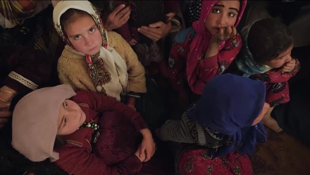 W wielu regionach opanowanego przez Talibów Afganistanu bieda i głód osiągnęły takie rozmiary, że rodzice pozbawienia środków do życia, decydują się na sprzedaż kilkuletnich dziewczynek, aby wyżywić resztę rodziny. Ekipa brytyjskiej telewizji SKY News jako pierwsza, od czasu zwycięstwa Talibów, dotarła do obozu uchodźców w prowincji Bagdhis. Region dotknięty klęska głodu został też poważnie zniszczony przez trzęsienie ziemi. Braki żywności i leków są tak poważne, że nawet wrogo nastawieni do wszystkiego, co zachodnie lokalni talibscy watażkowie apelują o powrót organizacji humanitarnych. Talibowie okazali się wystarczająco mocni, aby wygrać wojnę, ale wykarmienie 35 mln Afgańczyków przerosło ich możliwości.