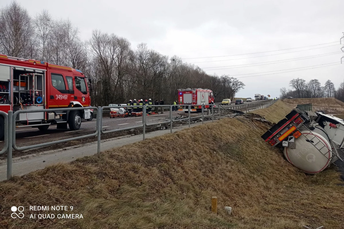 Jedna osoba została ranna po zderzeniu samochodu osobowego i cysterny w miejscowości Iskrzynia na drodze krajowej 19 na Podkarpaciu.