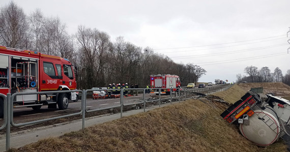 Jedna osoba została ranna po zderzeniu samochodu osobowego i cysterny w miejscowości Iskrzynia na drodze krajowej 19 na Podkarpaciu.