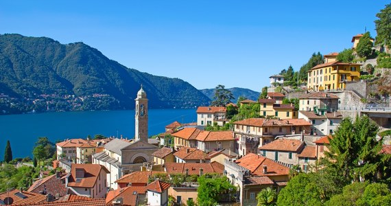 Ciało zmarłej 70-letniej kobiety znaleziono w domu nad jeziorem Como we Włoszech. Zmarła siedziała na krześle w dużym pokoju. Od dwóch lat - jak pisze CNN. 