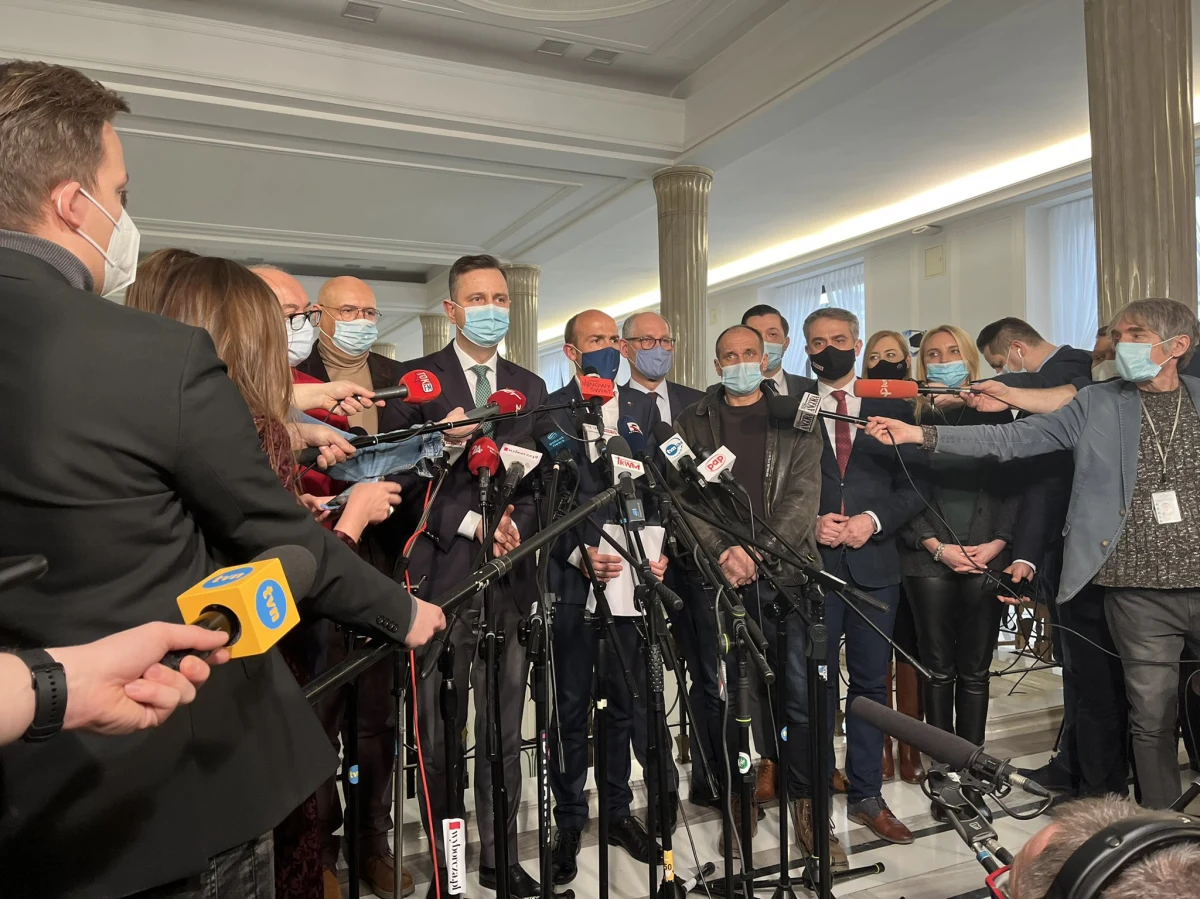 Lider Kukiz'15 Paweł Kukiz złożył wniosek o powołanie sejmowej komisji śledczej ds. inwigilacji. Podpisali się pod nim przedstawiciele klubów i kół opozycyjnych. "Oczywiście, że sprawy ostatnie, doniesienia o możliwości podsłuchiwania polityków czy ogólnie obywateli to sprawy bulwersujące, ale komisja – jeśli powstanie, mam nadzieję – zajmie się również okresem rządów Platformy Obywatelskiej" – mówił podczas konferencji prasowej przedstawicieli opozycji Paweł Kukiz, który ma pokierować jej pracami.