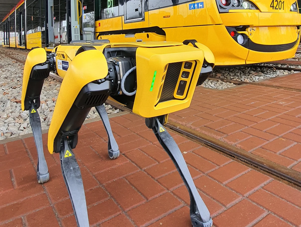 Nie gryzie i jest całkiem przyjemny. Czworonożny pies-robot odwiedził Tramwaje Warszawskie - informuje reporter RMF MAXXX Przemek Mzyk.