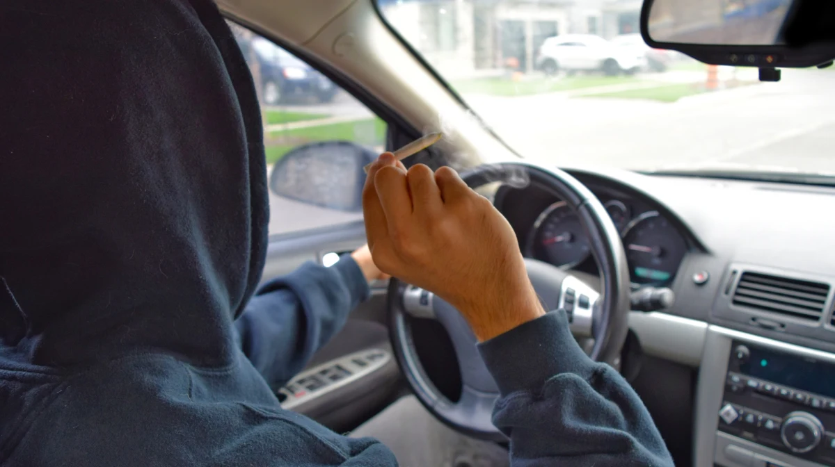 Sławieńscy policjanci zatrzymali do kontroli drogowej 34-letniego mieszkańca tego miasta. Okazało się, że w ogóle nie powinien on wsiadać za kierownicę, ponieważ miał dwa aktywne zakazy prowadzenia pojazdów, dodatkowo był pod wpływem marihuany.