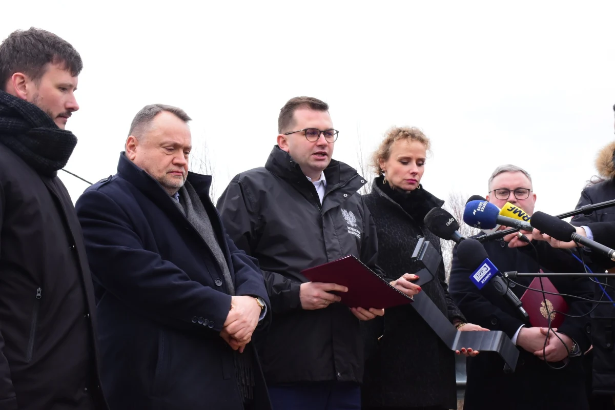 Mieszkańcy krakowskiego osiedla Złocień będą mogli czuć się bezpieczniej. Niedługo przy brzegach rzeki Serafy powstaną mury z grodzic winylowych, które będą chronić okoliczne tereny przed zalewaniem. Podobny mur pojawi się poniżej zbiornika Bieżanów, w rejonie osiedla Bieżanów.