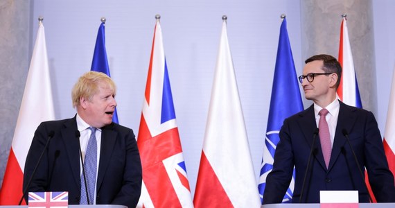 "Kiedy Polska jest zagrożona, Wielka Brytania zawsze jest gotowa pomóc" – zapewnił brytyjski premier Boris Johnson po spotkaniu z szefem polskiego rządu. Mateusz Morawiecki oświadczył z kolei, że "politycznym celem Władimira Putina jest rozbicie NATO". "Dlatego musimy zdecydowanie pokazywać jak bardzo jesteśmy spójni" – zaapelował polityk.   