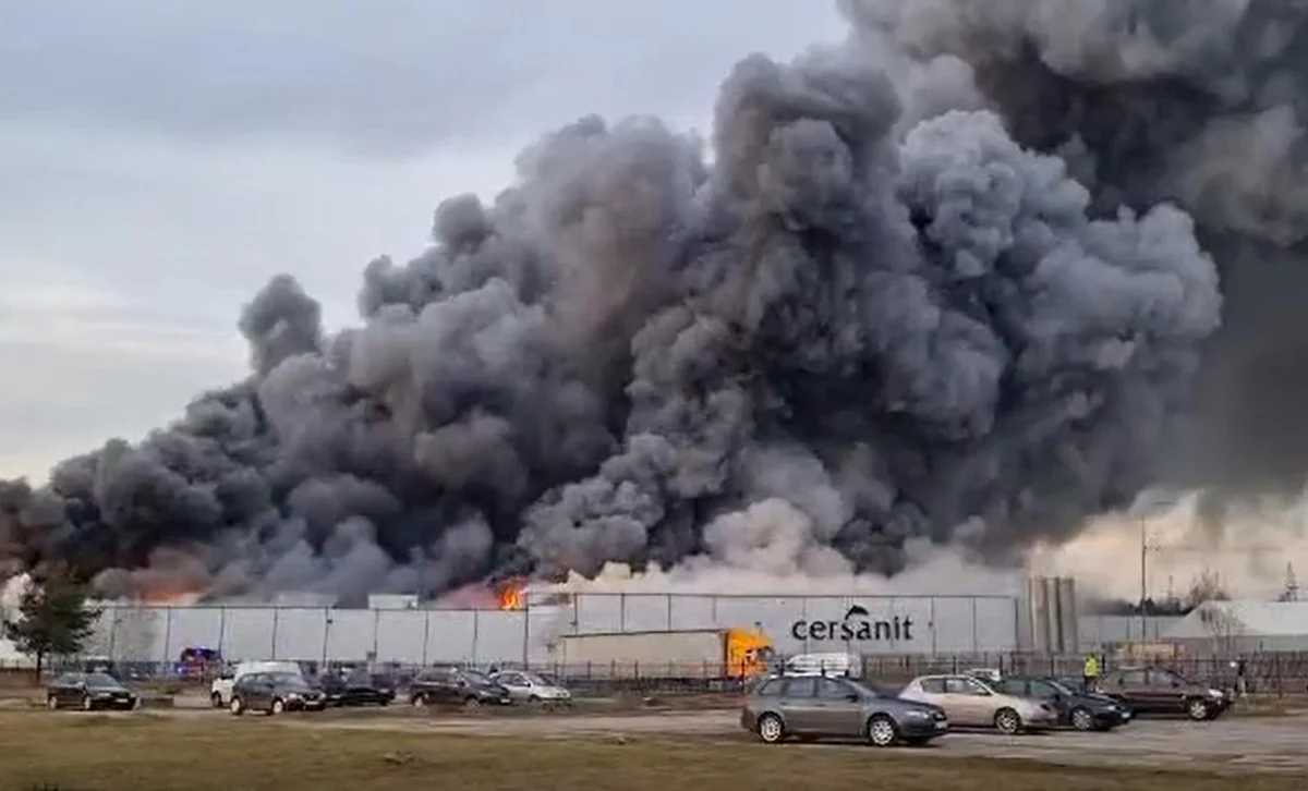 W hali produkcyjnej Cersanitu w Starachowicach w województwie świętokrzyskim wybuchł pożar. Pracowników ewakuowano jeszcze przed przybyciem strażaków. Nikomu nic się nie stało. Ogień został już opanowany. 