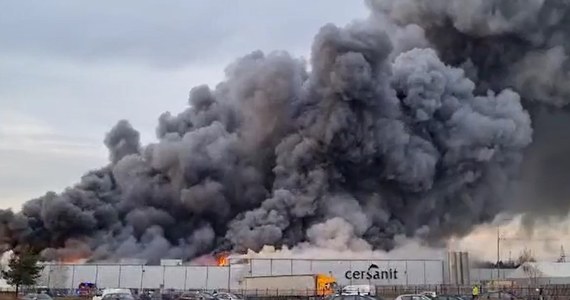 W hali produkcyjnej Cersanitu w Starachowicach w województwie świętokrzyskim wybuchł pożar. Pracowników ewakuowano jeszcze przed przybyciem strażaków. Nikomu nic się nie stało. Ogień został już opanowany. 