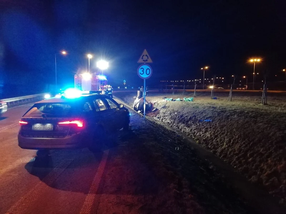 Policjanci zatrzymali pijanego sprawcę śmiertelnego wypadku w Krośniewicach koło Kutna w Łódzkiem. W wypadku drogowym zginęła 42-letnia pasażerka Renault Megane. Kierowca uciekł z miejsca zdarzenia. Teraz okoliczności tego zdarzenia wyjaśnia Prokuratura Rejonowa w Łęczycy oraz kutnowska policja.