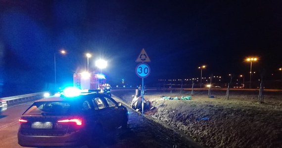 Policjanci zatrzymali pijanego sprawcę śmiertelnego wypadku w Krośniewicach koło Kutna w Łódzkiem. W wypadku drogowym zginęła 42-letnia pasażerka Renault Megane. Kierowca uciekł z miejsca zdarzenia. Teraz okoliczności tego zdarzenia wyjaśnia Prokuratura Rejonowa w Łęczycy oraz kutnowska policja.