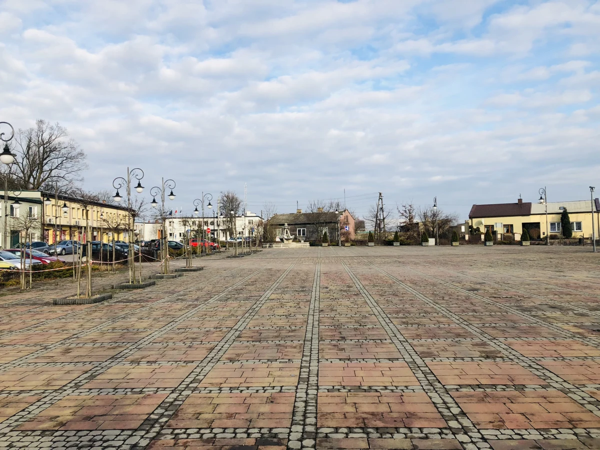 Ujazd w powiecie tomaszowskim w Łódzkiem – znów chce być miastem. Władze gminy właśnie rozpoczęły konsultacje społeczne w sprawie przywrócenia praw miejskich. Ujazd to jedna z najbogatszych gmin województwa. 