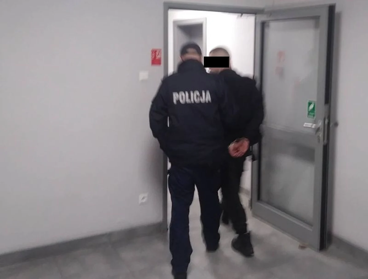 W Wejherowie pijany 28-latek spowodował 4 kolizje i za każdym razem odjeżdżał z miejsca. Po ostatniej z nich uciekał piechotą. Został złapany przez świadków i zatrzymany przez policję.