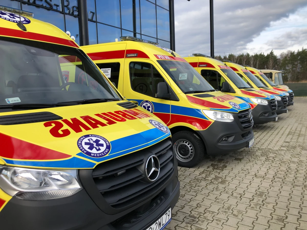 Są nowoczesne, szybkie i umożliwiają pracę z pacjentem w pojedynkę, w czasie gdy drugi ratownik siedzi za kierownicą. 20 zupełnie nowych karetek będzie od dziś wyjeżdżało do pacjentów w Poznaniu i powiecie poznańskim. Tamtejsza stacja pogotowia otrzymała w pełni wyposażone karetki i jedyną w Polsce karetkę techniczną, która będzie wykorzystywana w przypadku nieoczekiwanych awarii i dużych akcji ratunkowych. 