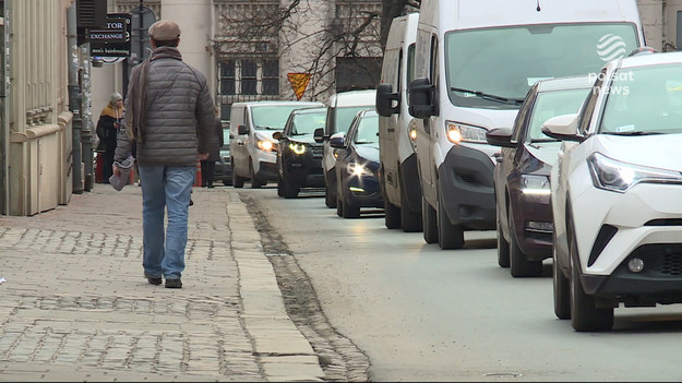 W Krakowie i Łodzi cztery dni, a w Warszawie trzy i pół dnia. Tyle, każdego roku, tracą z życia kierowcy w najbardziej zakorkowanych polskich miastach. Niektóre znalazły się w niechlubnej światowej czołówce, gdzie droga przez miasto, to droga przez mękę.Materiał dla "Wydarzeń" przygotowała Agnieszka Molęda.