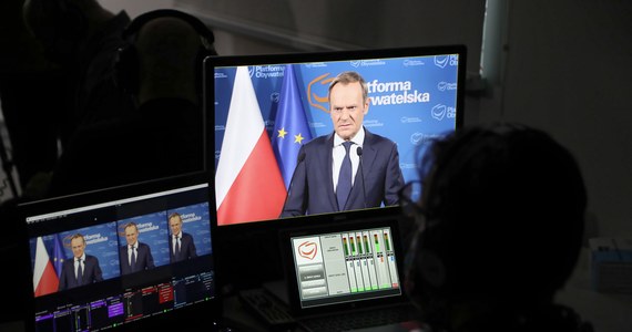 Donald Tusk nagrał spot o pieniądzach z Funduszu Odbudowy, których nie otrzymała dotąd Polska. "Jedyny powód, dla którego po te pieniądze nie możecie sięgnąć, to rząd PiS-u. To nie są patrioci, to są idioci" – powiedział lider Platformy Obywatelskiej. Nagranie szybko doczekało się komentarzy zarówno ze strony polityków partii rządzącej, jak i opozycji. 