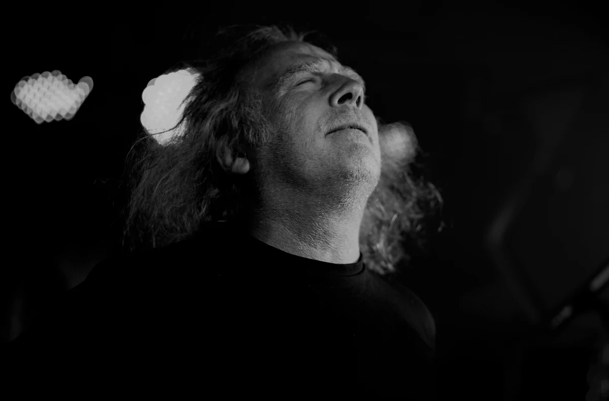 Nie żyje Roman Kostrzewski. Wieloletni wokalista zespołu Kat zmarł 5 dni przed swoimi 62. urodzinami. Chorował na nowotwór.