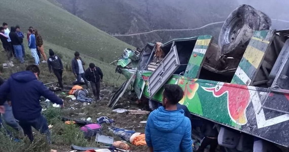 Co najmniej 20 osób zginęło, w tym czteroletnia dziewczynka, a około 30 zostało rannych w wypadku autobusu, który spadł w przepaść na wiejskiej drodze w północnym Peru - poinformowały w czwartek lokalne władze.