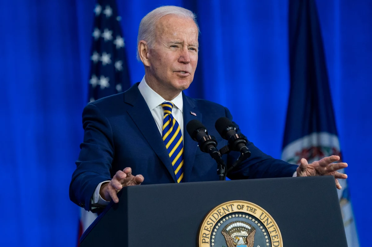 O natychmiastowe opuszczenie terytorium Ukrainy zaapelował do Amerykanów Joe Biden. W rozmowie ze stacją telewizyjną NBC News prezydent USA ocenił, że "sprawy mogą zacząć rozwijać się w szaleńczym tempie". Jednocześnie Biden zapowiedział, że "nie wyśle lotnictwa amerykańskiego, by ewakuować tych, którzy będą chcieli wylecieć z tego kraju po tym, gdy już dojdzie do rosyjskiej inwazji".
