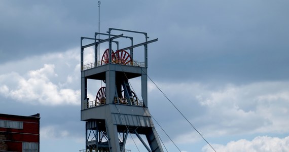 Sześciu górników z kopalni Ziemowit w Lędzinach, zostało poszkodowanych, po tym, jak wykoleiła się podziemna kolejka transportująca pracowników. Do wypadku doszło w czwartek wieczorem w wyrobisku ok. 500 m pod ziemią.
