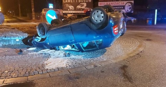 ​Do groźnego incydentu doszło w nocy z środy na czwartek w Tomaszowie Mazowieckim. Zderzyły się dwa samochody, jeden z nich dachował. Kierowcy obu pojazdów byli pijani.