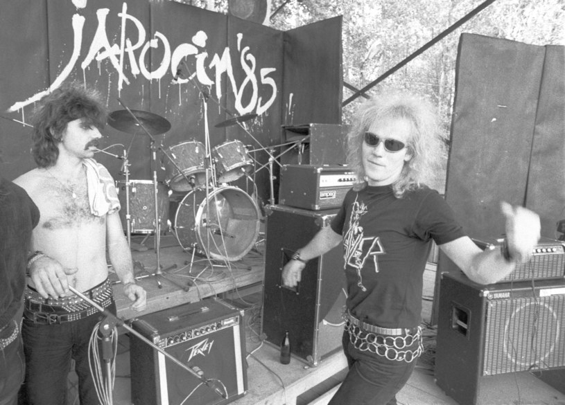 Wśród wielu wspomnień po śmierci Romana Kostrzewskiego pojawiają się pamiętne występy grupy Kat przed zespołem Metallica, do których doszło dokładnie 35 lat temu.